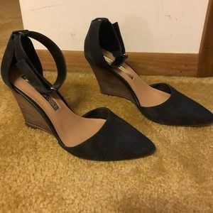 Audrey Brooke black wedge